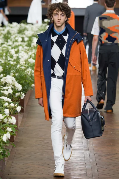 Look 32
